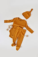 Set 3 piese: body cu maneca lunga, pantaloni lungi cu botosei si caciulita din bumbac organic si modal -