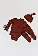 Set 3 piese: body cu maneca lunga, pantaloni lungi cu botosei si caciulita din bumbac organic si modal -