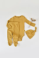 Set 3 piese: body cu maneca lunga, pantaloni lungi cu botosei si caciulita din bumbac organic si modal -