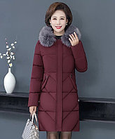 Jacheta pentru femei cu o capotă și o blana, Burgundia