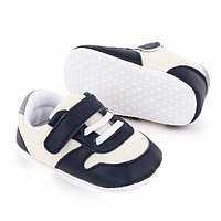 Adidasi albi cu insertii bleumarine pentru baietei (Marime Disponibila: 9-12 luni (Marimea 20 incaltaminte))