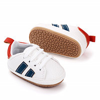 Adidasi albi cu dungi bleumarine si insertie portocalie (Marime Disponibila: 3-6 luni (Marimea 18
