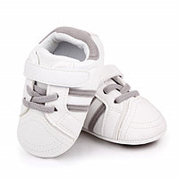 Adidasi albi cu dungi gri (Marime Disponibila: 3-6 luni (Marimea 18 incaltaminte))