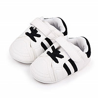 Adidasi albi cu dungi negre pentru bebelusi (Marime Disponibila: 3-6 luni (Marimea 18 incaltaminte))