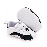 Adidasi albi cu negru cu sireturi si bareta cu arici (Marime Disponibila: 3-6 luni (Marimea 18 incaltaminte))