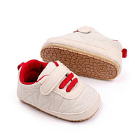 Pantofiori crem cu sireturi rosii pentru baietei (Marime Disponibila: 0-3 luni)