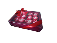 Set de 12 flori de săpun ambalate în cutie roșie, cu fundiță