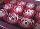 Set de 12 flori de săpun ambalate în cutie roșie, cu fundiță - foto 3 - id-p90117856
