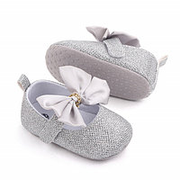 Pantofiori argintii cu strasuri si fundita din satin (Marime Disponibila: 6-9 luni (Marimea 19 incaltaminte))