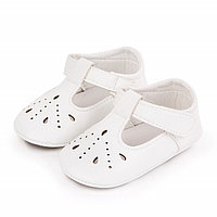 Pantofiori albi cu puncte decupate (Marime Disponibila: 3-6 luni (Marimea 18 incaltaminte))