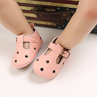 Pantofiori roz cu stelute decupate (Marime Disponibila: 6-9 luni (Marimea 19 incaltaminte))