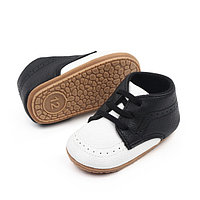 Pantofiori albi cu negru cu sireturi din elastic pentru baietei (Marime Disponibila: 3-6 luni (Marimea 18
