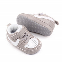Adidasi gri cu insertie alba pentru baietei (Marime Disponibila: 9-12 luni (Marimea 20 incaltaminte))