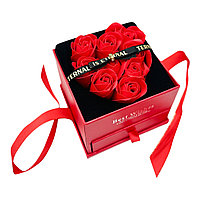 Set cadou, aranjament floral cu 9 trandafiri de sapun, bratara decorativa si punguta premium