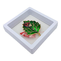 Brosa Martisor, Frunza cu buburuza in cutie cu expunere 3D (alb negru), 8.5Ã 8.5Ã 2cm