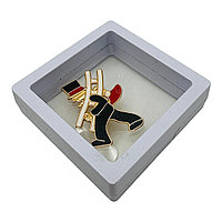 Brosa Martisor, Cosar Norocos in cutie cu expunere 3D (alb negru), 8.5Ã 8.5Ã 2cm