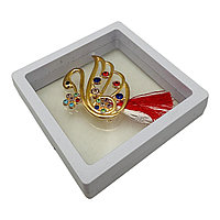 Brosa Martisor, Lebada Deosebita in cutie cu expunere 3D (alb negru), 8.5Ã 8.5Ã 2cm