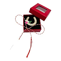 Brosa Martisor in cutiuta cu fereastra, 5Ã 5cm, Potcoava Norocoasa, model 2025