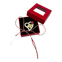 Brosa Martisor in cutiuta cu fereastra, 5Ã 5cm, Inimioara, model 2025