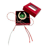 Brosa Martisor in cutiuta cu fereastra, 5Ã 5cm, Potcoava Norocoasa, model 2025