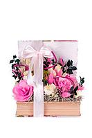 Aranjament din plante uscate in cutie tip carte, nuante de roz, crem, verde