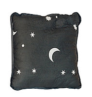 Perna matlasata "Luna si Stele" Coneltex, dimensiuni 40 x 40 cm, patrata, umplutura fibra siliconizata