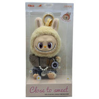 Jucarie de plus LaBubu Bej cu Hanorac si Lant Close to Sweet cu Hanorac si Lant 18 cm