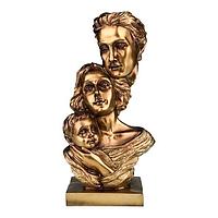Statueta din rasina reprezentand o familie: mama, tatal, copilul.18x33 cm m2