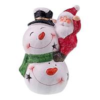 Decoratiune din ceramica pentru Craciun formata din doua globuri suprapuse si o figurina, cu lumina.11x18 cm