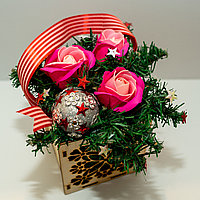 Aranjament floral de Crăciun cu flori de săpun în cutie decorativă din lemn de 11x10x12cm