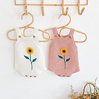 Salopeta tricotata cu floarea soarelui Drool (Culoare: Alb, Marime: 12-18 Luni)